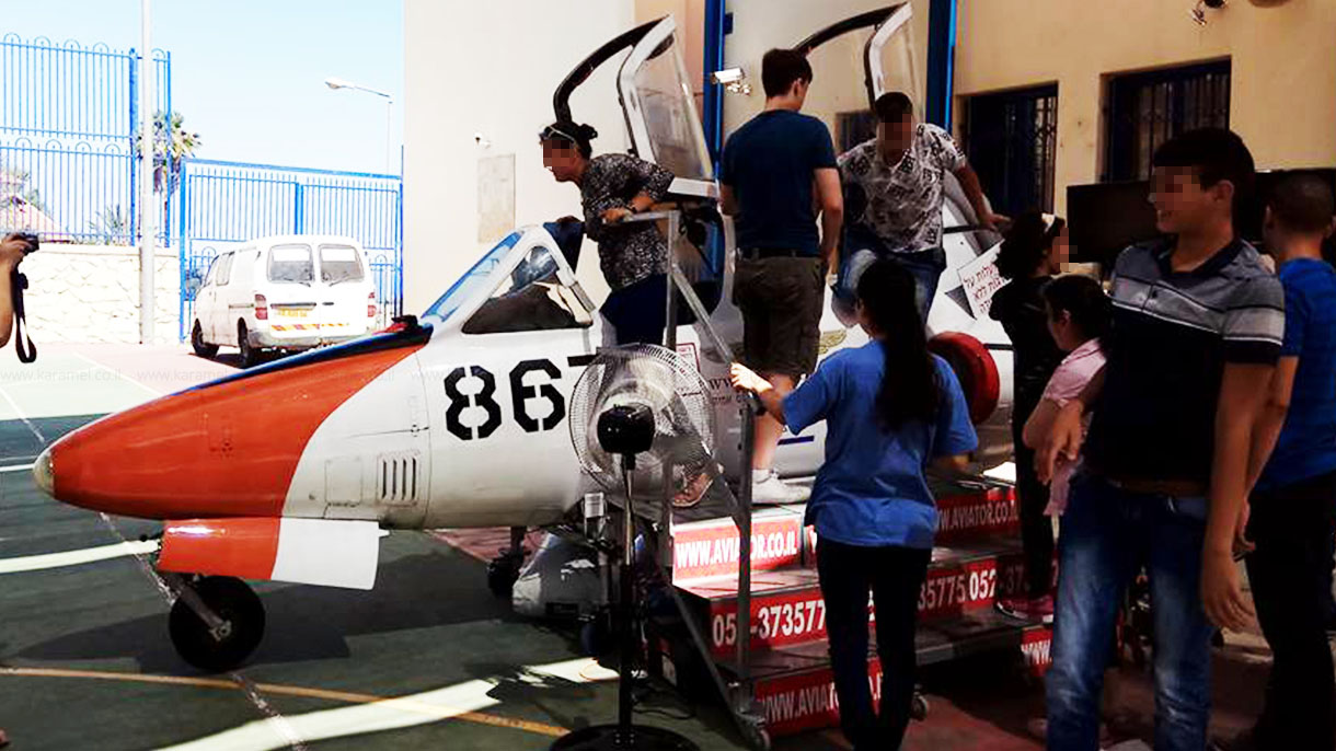 אוויאטור - כניסה יחודיית בתא טייס - 073-7828334