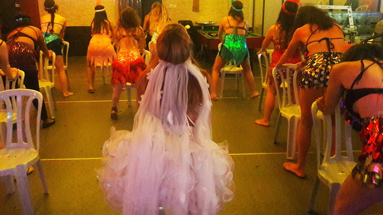 סטריפדאנס עם ענבר - 073-7829424