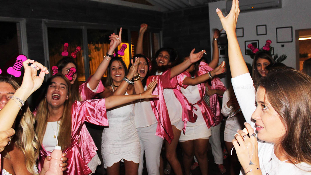 סטריפדאנס עם ענבר - 073-7829424