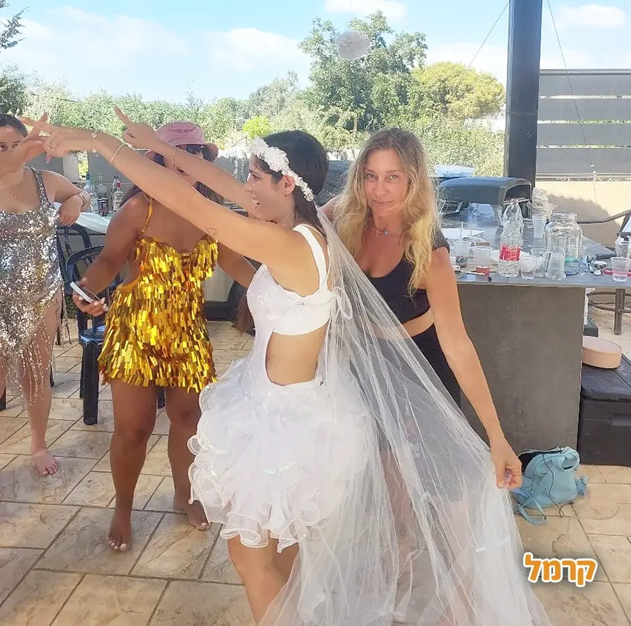 סטריפדאנס עם ענבר - 073-7829424