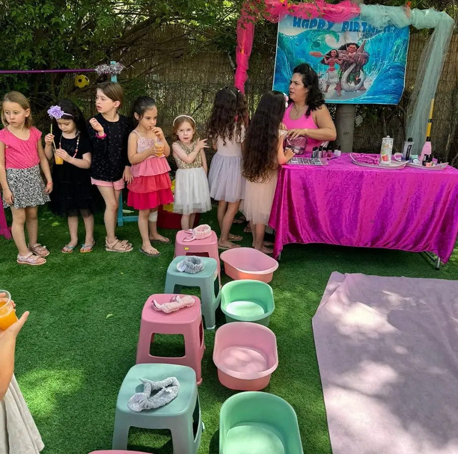 פוגלדת מסיבה של סיפור וזומבה - 073-7583024