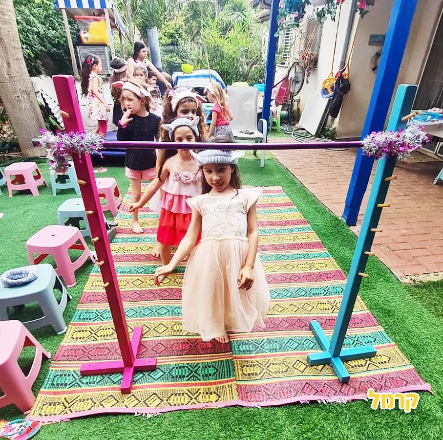 פוגלדת מסיבה של סיפור וזומבה - 073-7583024