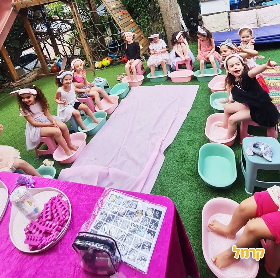 פוגלדת מסיבה של סיפור וזומבה - 073-7583024