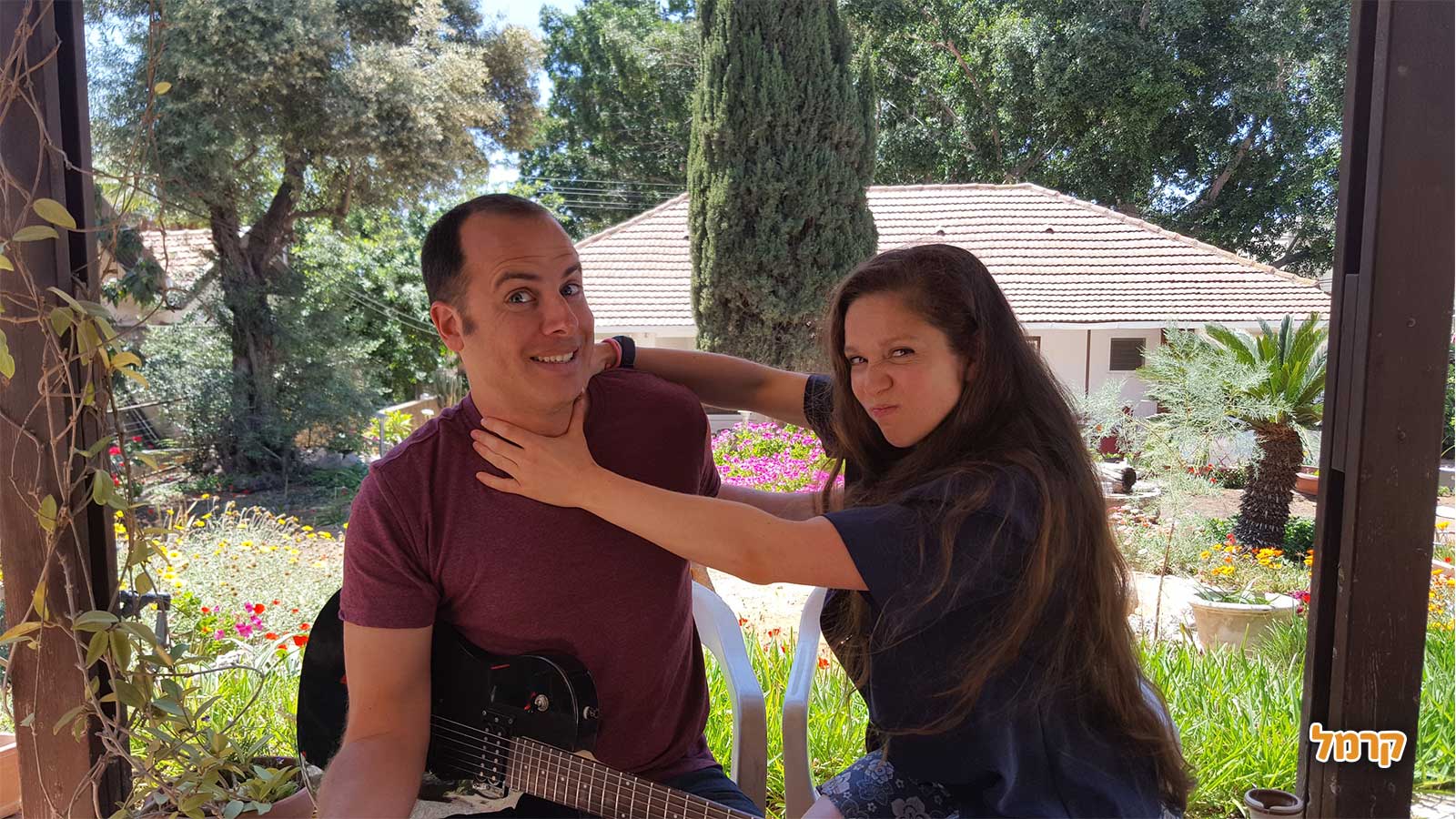 מרוב אהבה צוחק - מופע מצחיק - 073-7026431
