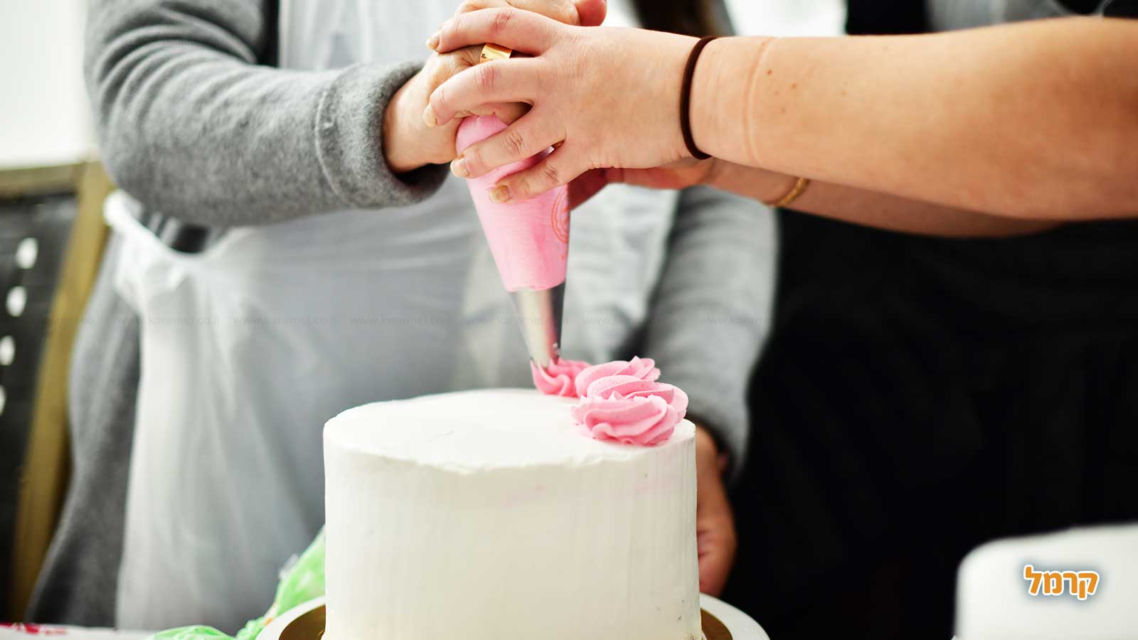המתוקים של נופר - סדנת זילוף עוגה - 073-7813495