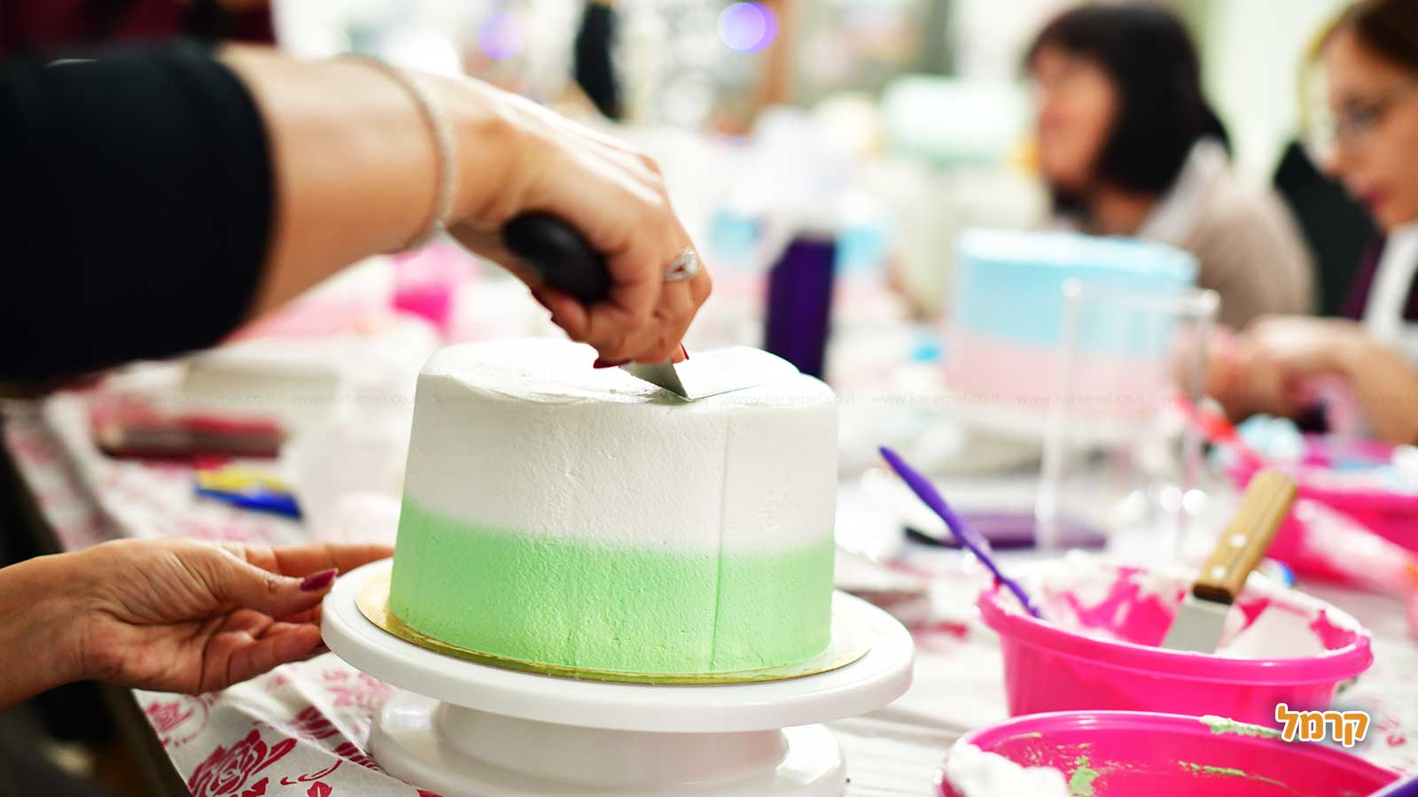 המתוקים של נופר - סדנת זילוף עוגה - 073-7813495