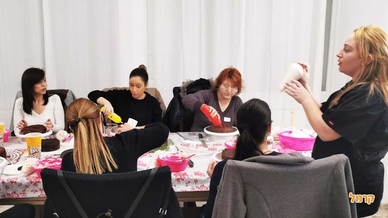 המתוקים של נופר - סדנת זילוף עוגה - 073-7813495