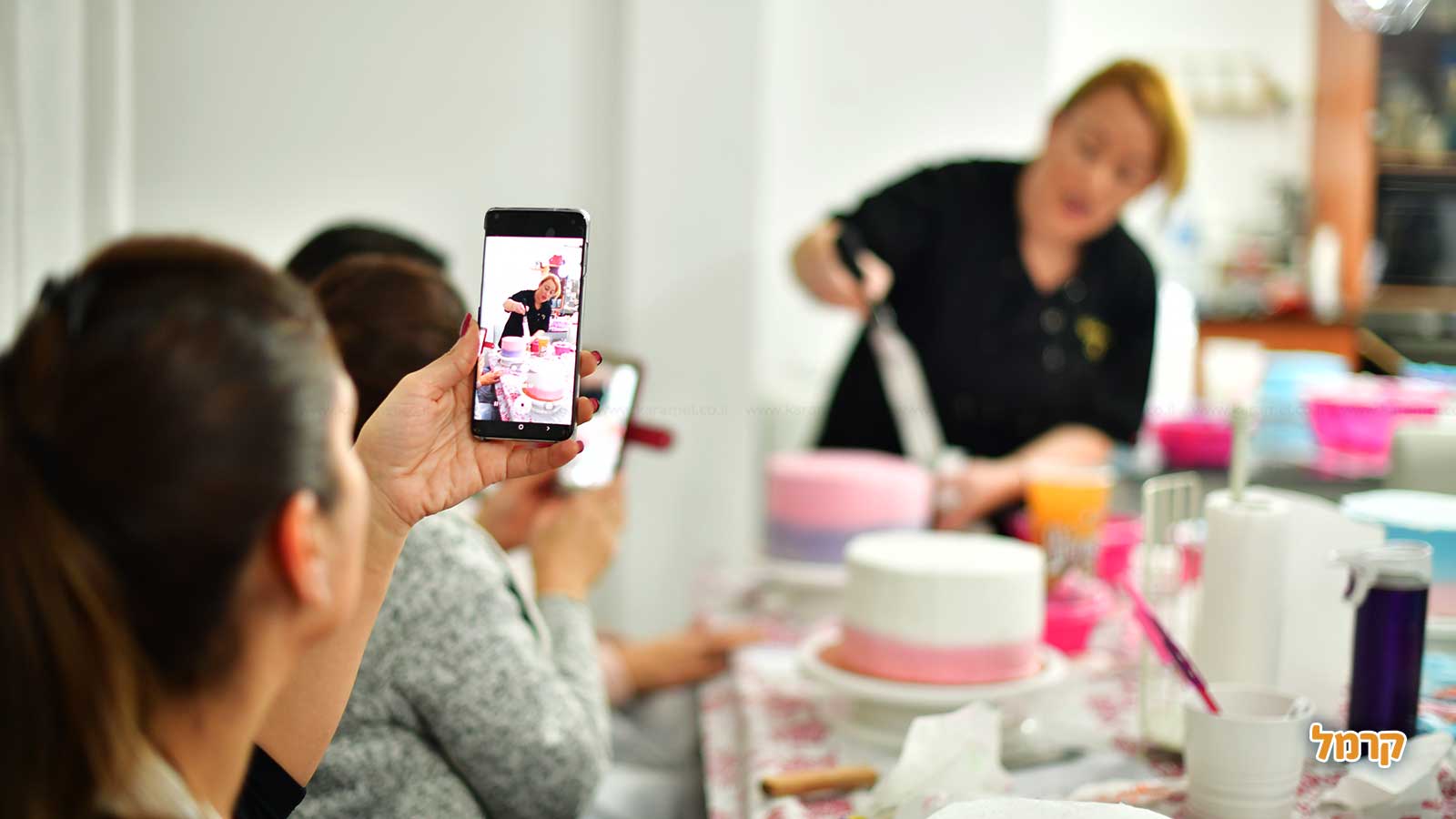 המתוקים של נופר - סדנת זילוף עוגה - 073-7813495