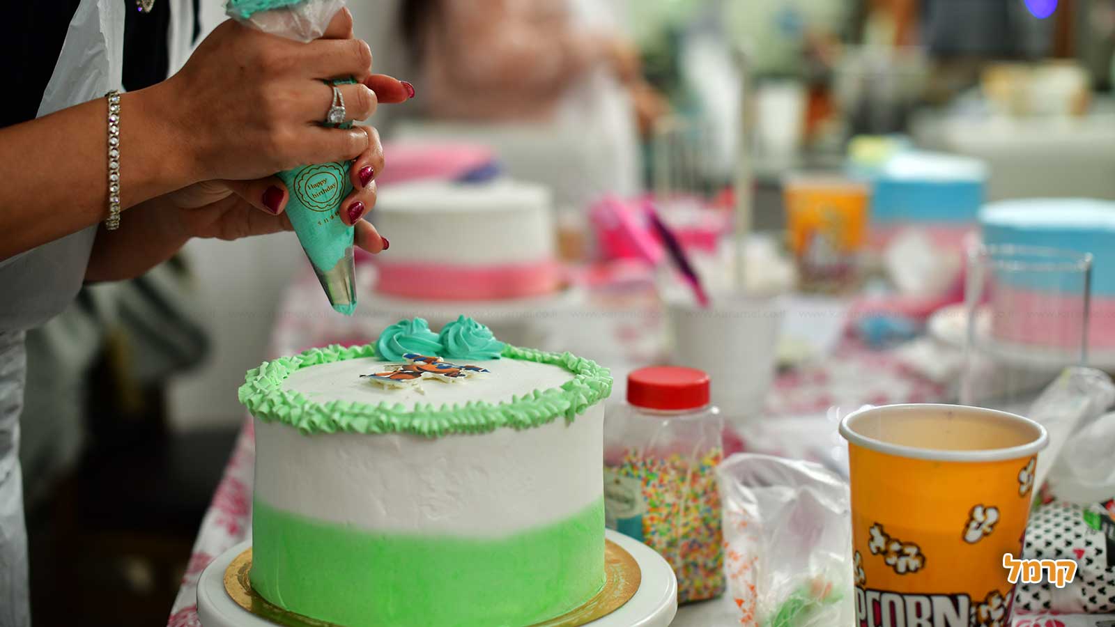 המתוקים של נופר - סדנת זילוף עוגה - 073-7813495
