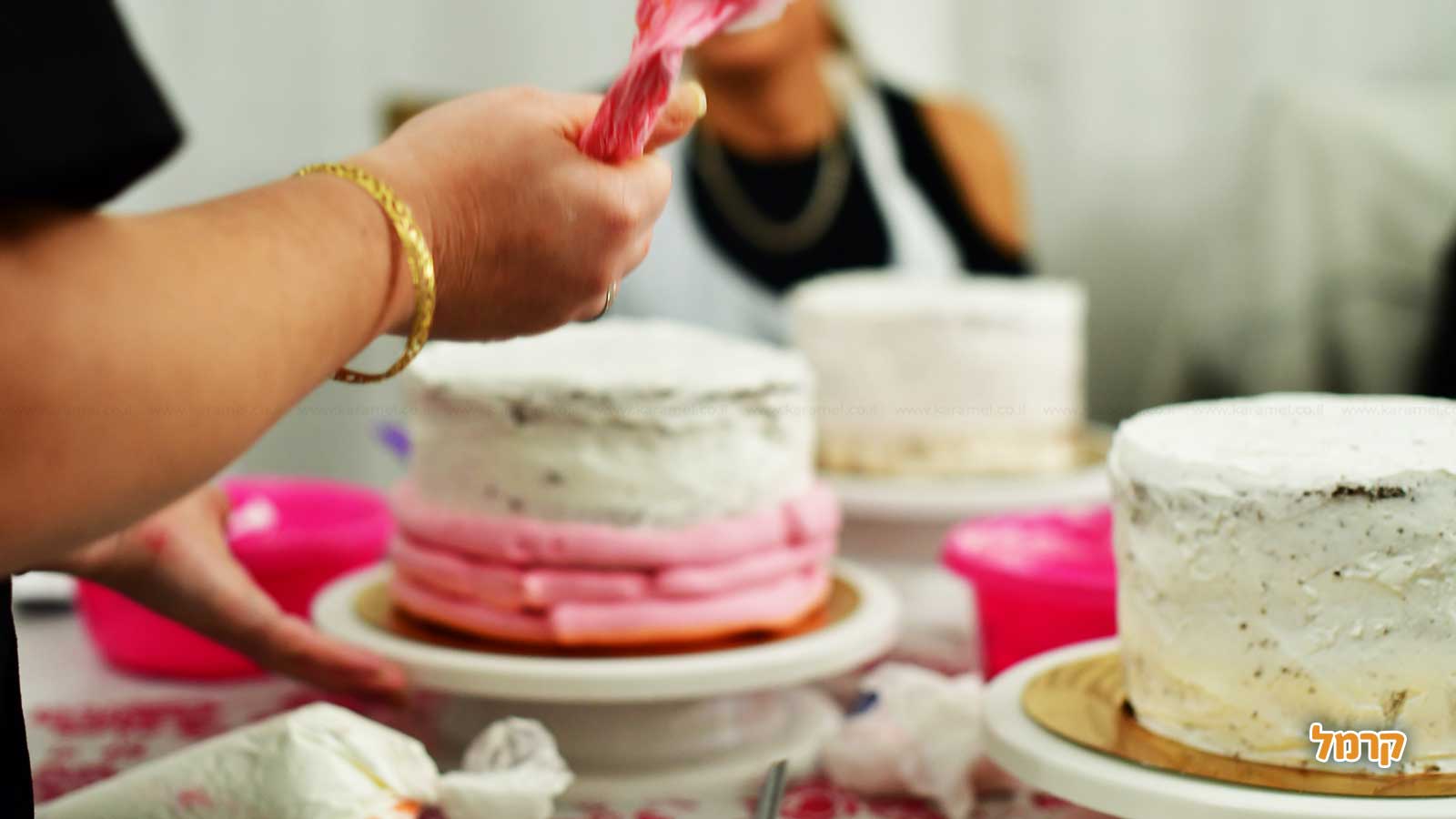 המתוקים של נופר - סדנת זילוף עוגה - 073-7813495