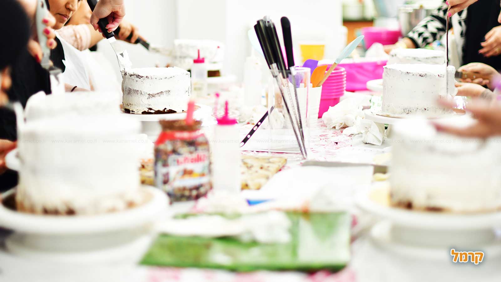 המתוקים של נופר - סדנת זילוף עוגה - 073-7813495