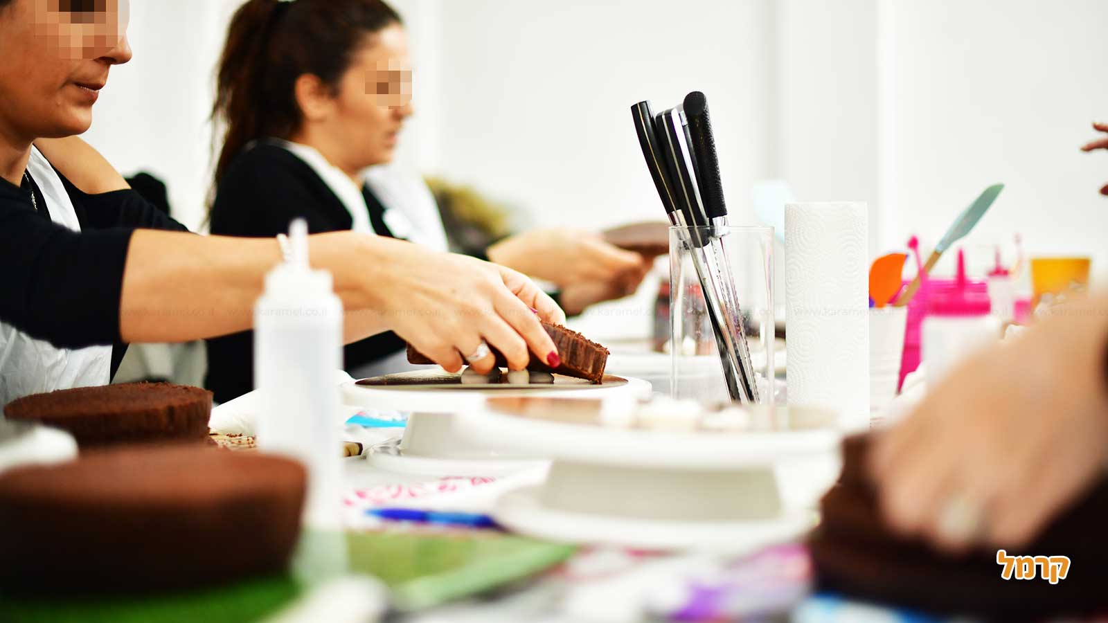 המתוקים של נופר - סדנת זילוף עוגה - 073-7813495