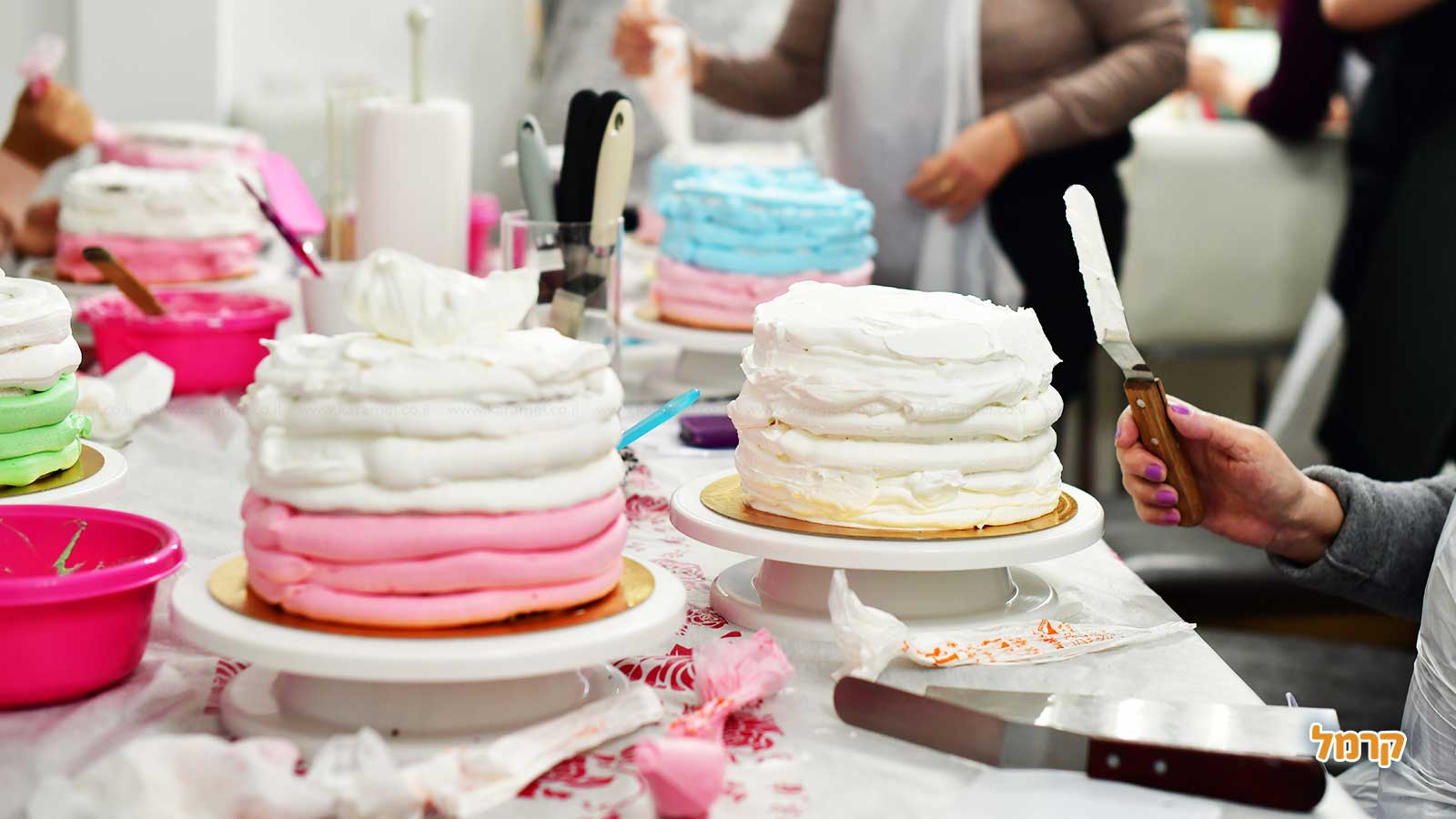 המתוקים של נופר - סדנת זילוף עוגה - 073-7813495