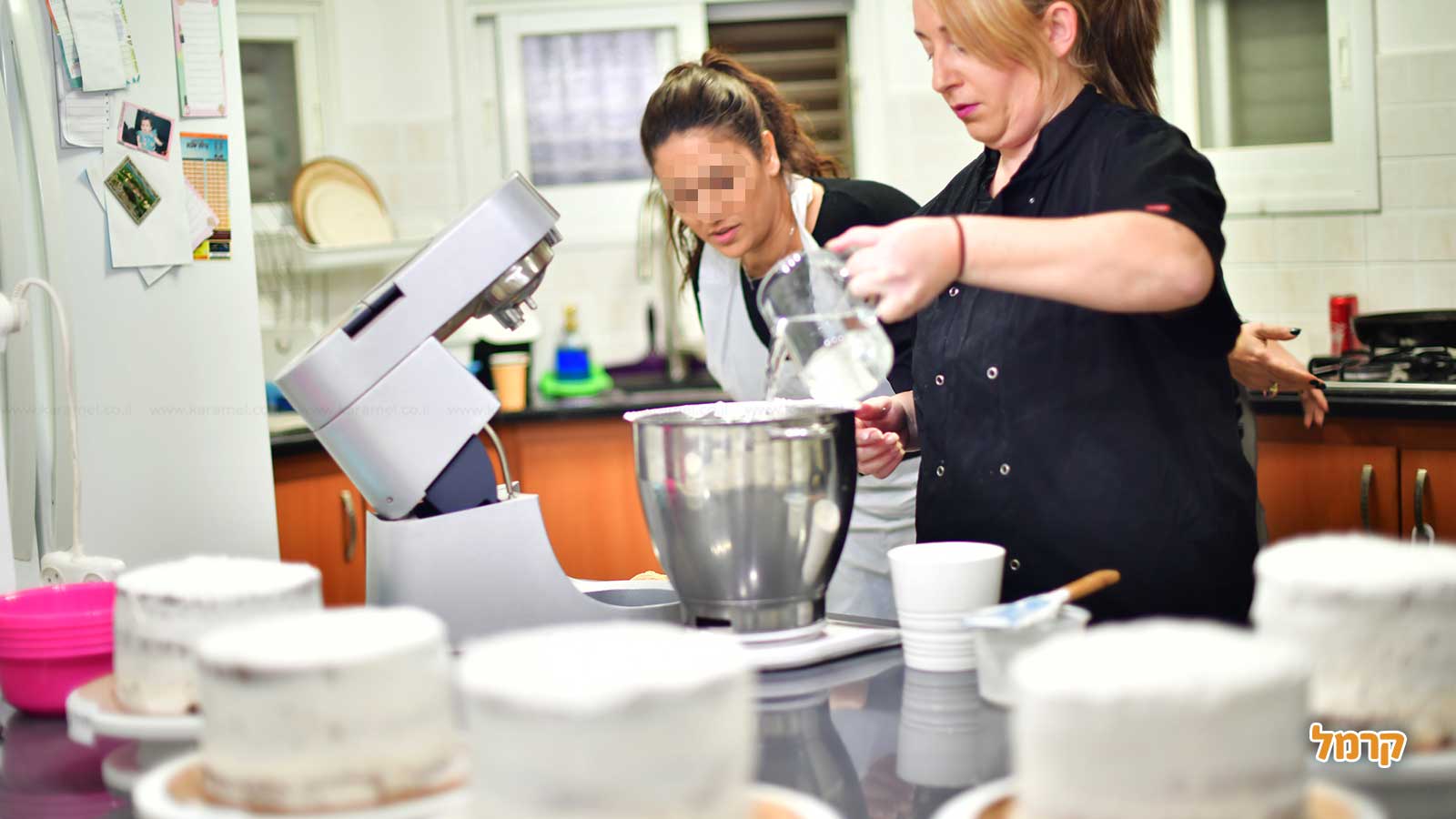 המתוקים של נופר - סדנת זילוף עוגה - 073-7813495
