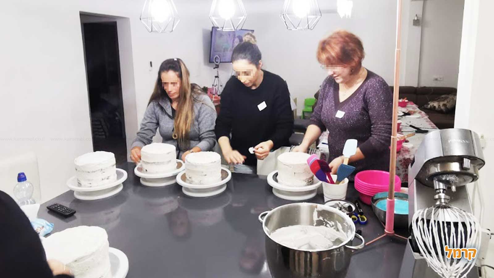 המתוקים של נופר - סדנת זילוף עוגה - 073-7813495