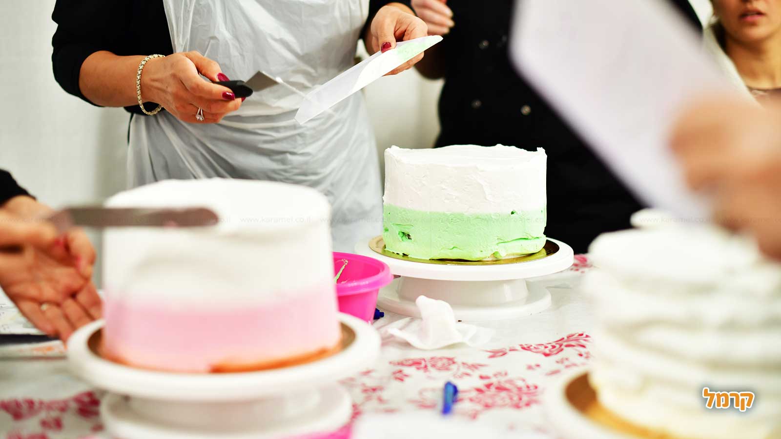 המתוקים של נופר - סדנת זילוף עוגה - 073-7813495