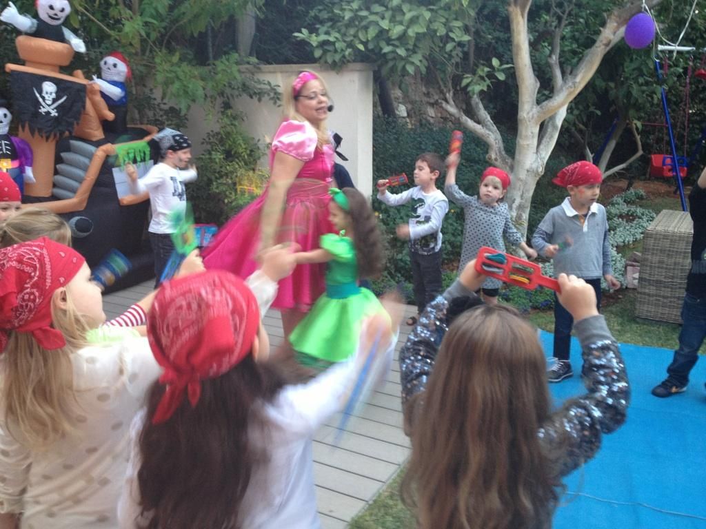 פינצ'י ליצנים - 1700-55-07-55