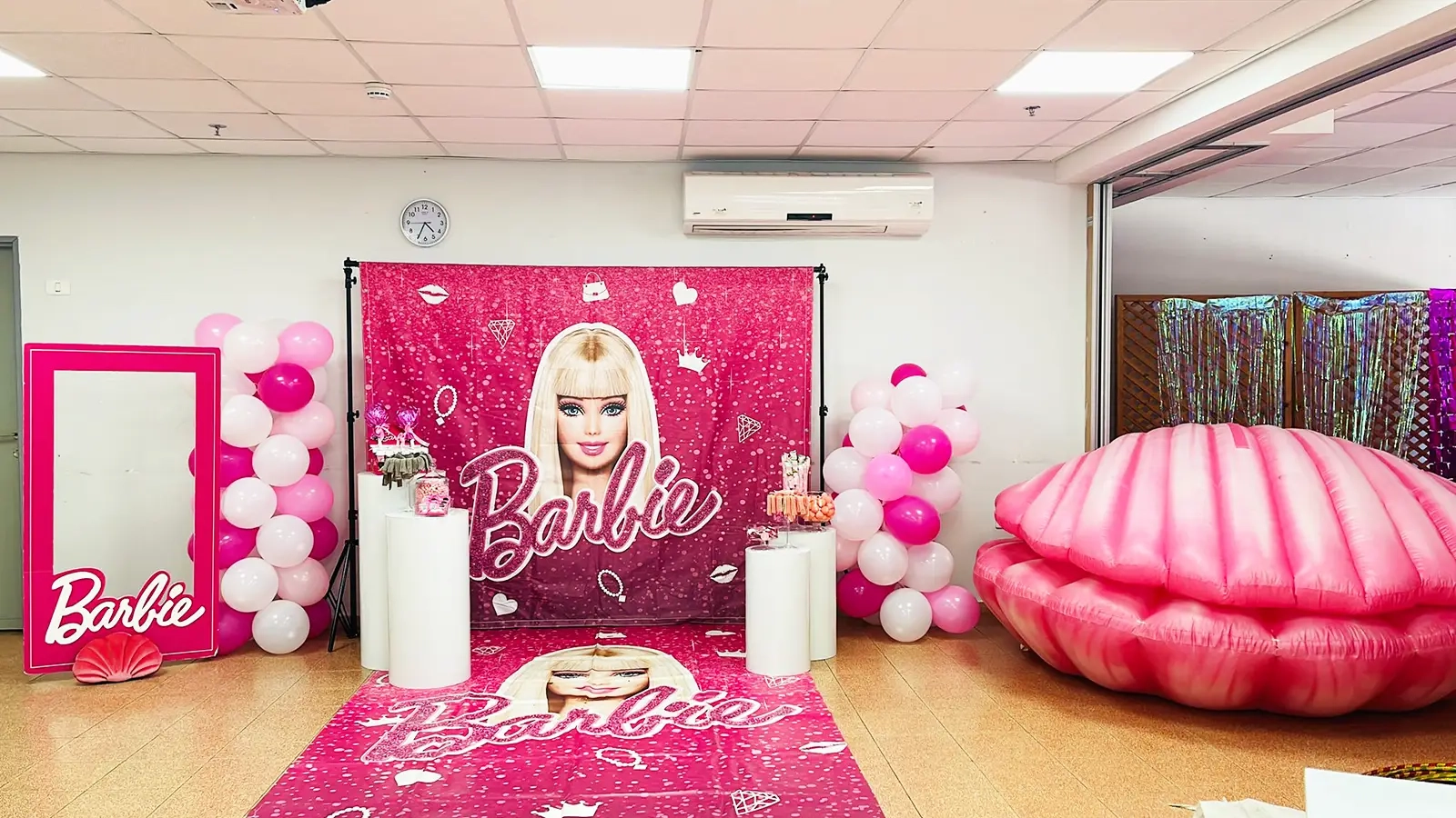 הפעלת ברבי מושלמת עם גיבורת האור - 073-7788406