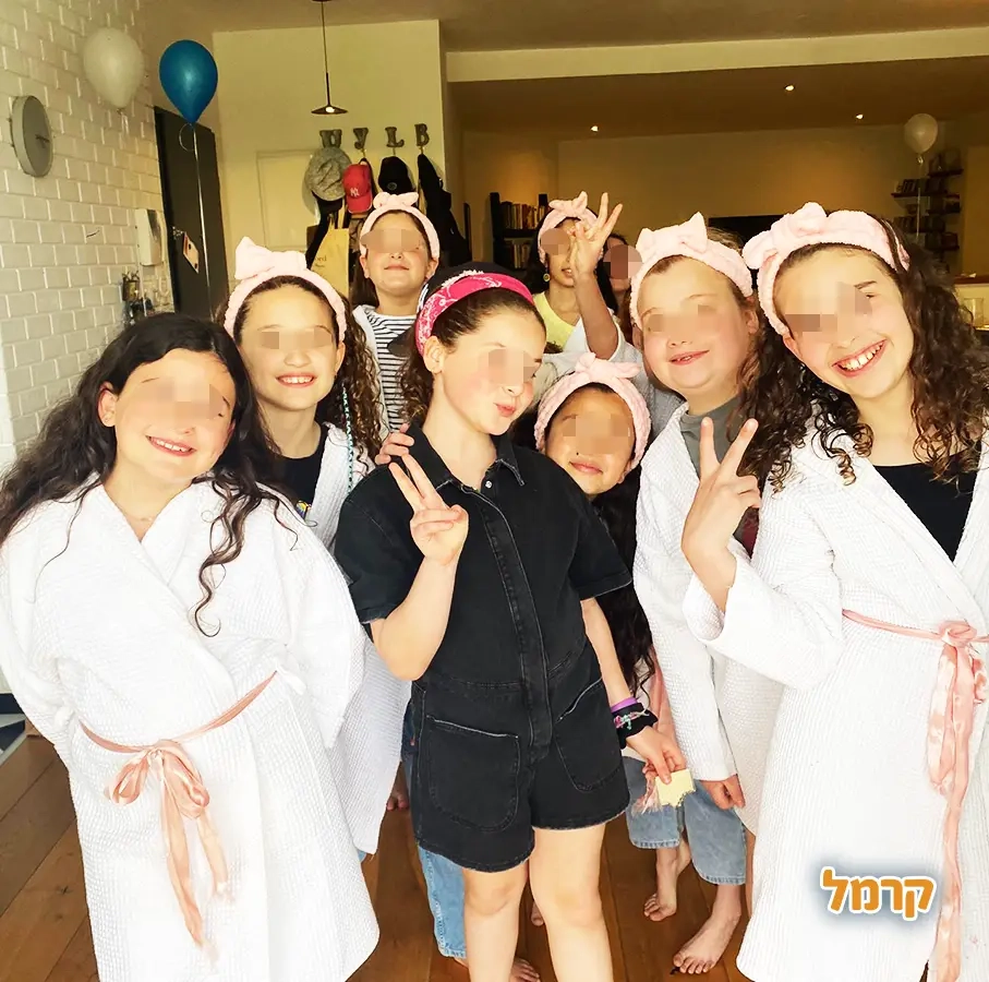 בנות חוגגות בסטייל אחר - 073-7585446