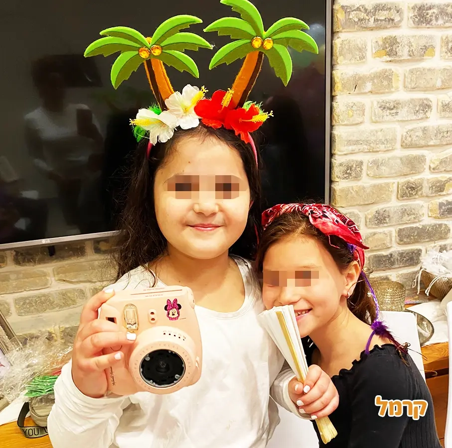 בנות חוגגות בסטייל אחר - 073-7585446