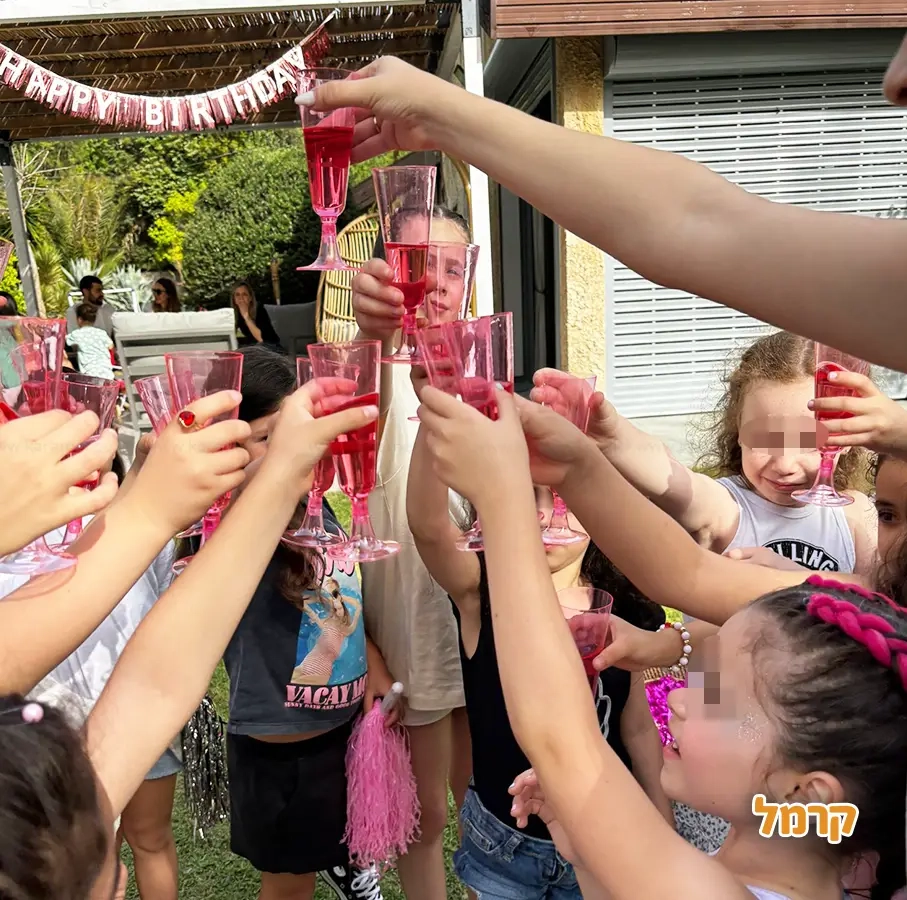 בנות חוגגות בסטייל אחר - 073-7585446