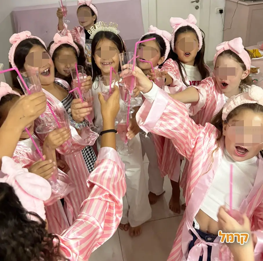 בנות חוגגות בסטייל אחר - 073-7585446